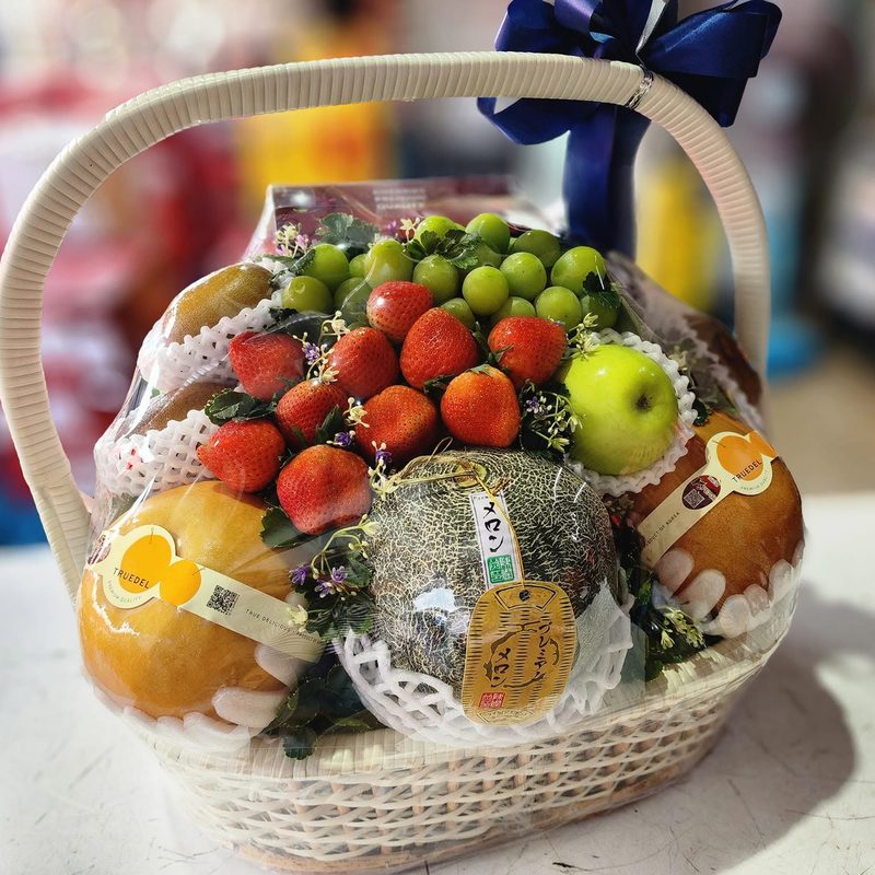 กระเช้าผลไม้นำเข้าพรีเมียม จัดโดย Three Tigers Gift แบบที่ 4